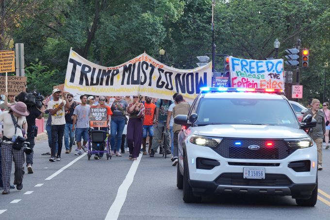 Đám đông biểu tình phản đối kế hoạch triển khai Vệ binh Quốc gia ở Washington, ngày 11/8. Ảnh: Reuters