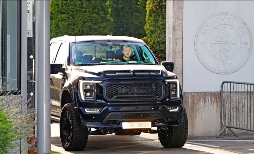 Cầu thủ nổi tiếng vung 7 tỷ tậu siêu xe 