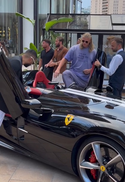 Cầu thủ nổi tiếng vung 7 tỷ tậu siêu xe 