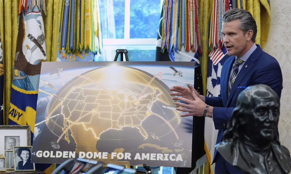 Bộ trưởng Quốc phòng Mỹ Pete Hegseth đứng cạnh minh họa về hệ thống Vòm Vàng tại Nhà Trắng ngày 12/5. Ảnh: AP