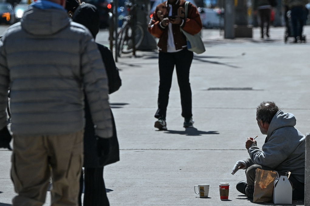 Người vô gia cư trên đường phố Ottawa, Ontario, Canada, ngày 30/4. Ảnh: AFP