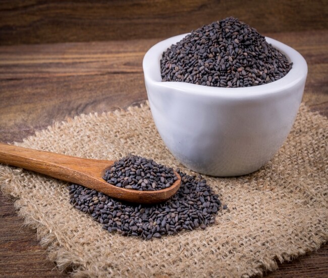 Mè đen được mệnh danh là “viên ngọc đen” nhờ chứa hàm lượng dinh dưỡng dồi dào, mang lại nhiều công dụng thần kỳ cho sức khỏe và sắc đẹp