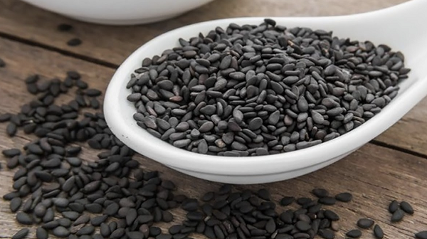 Không chỉ giúp ngăn ngừa tóc bạc sớm, kích thích mọc tóc, mè đen còn dưỡng da sáng mịn, chống lão hóa, hỗ trợ giảm cân và cải thiện sức khỏe xương khớp.