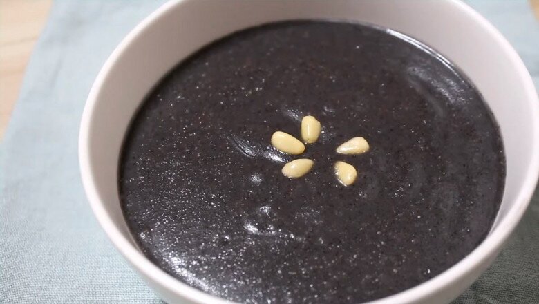 Nhiều món ăn bổ dưỡng được chế biến từ mè đen để hỗ trợ chăm sóc sức khỏe và làm đẹp, như sữa mè đen, cháo mè đen, bột mè đen pha sữa hoặc mặt nạ mè đen dưỡng da.