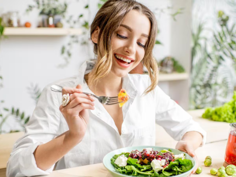 Thói quen này giúp đồng hồ sinh học hoạt động ổn định, cơ thể tiết enzyme tiêu hóa đúng lúc, hấp thu dinh dưỡng tốt hơn. (Ảnh minh hoạ).