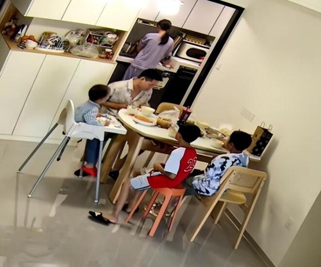 Người vợ đi luộc trứng cho chồng.