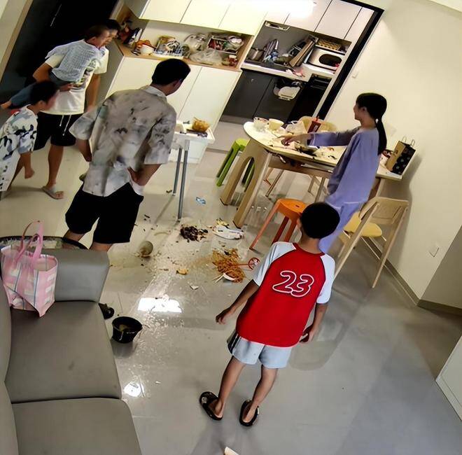 Vợ tức giận, hất tung bàn ăn.