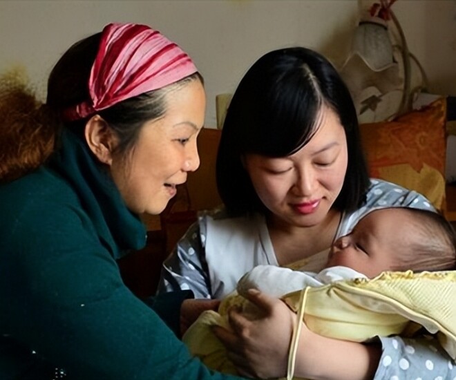 Tôi đã đến nhà con trai, phụ giúp chúng nó chăm cháu suốt mấy năm qua. (Ảnh minh họa)