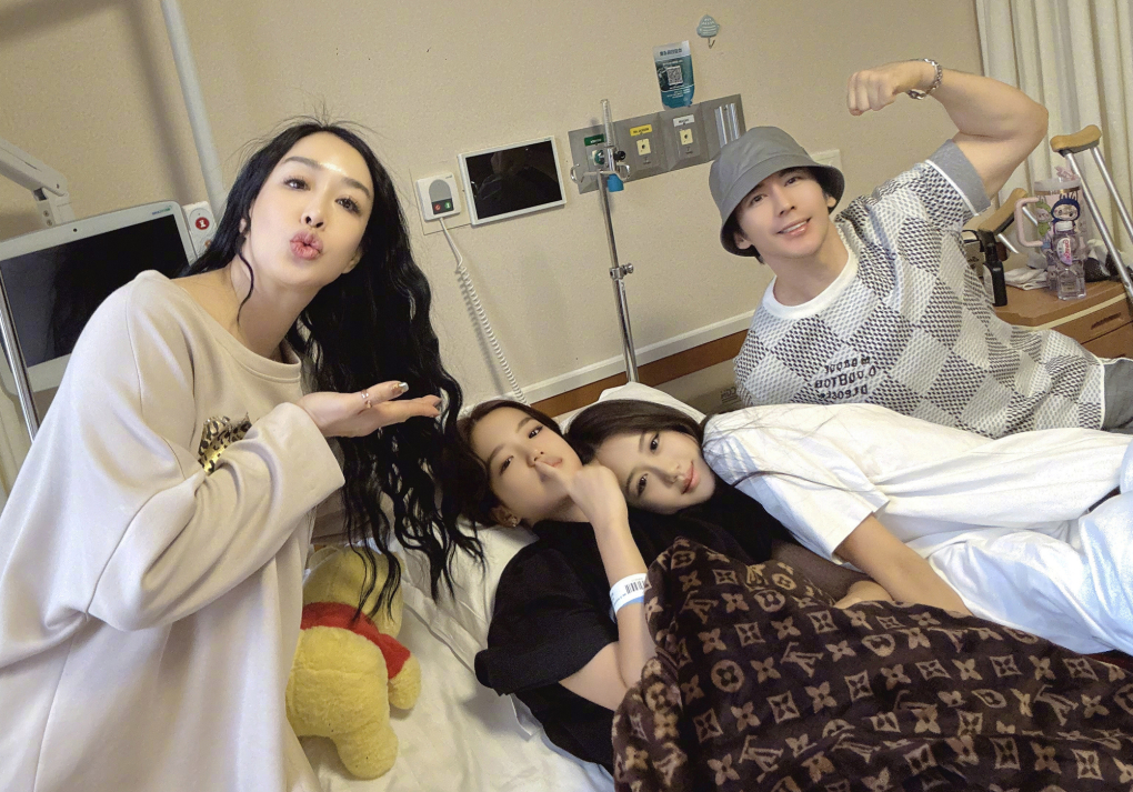 Từ trái sang: Chung Lệ Đề, Tư Tiệp, Khải Lâm, Trương Luân Thạc trong bệnh viện. Ảnh: Weibo