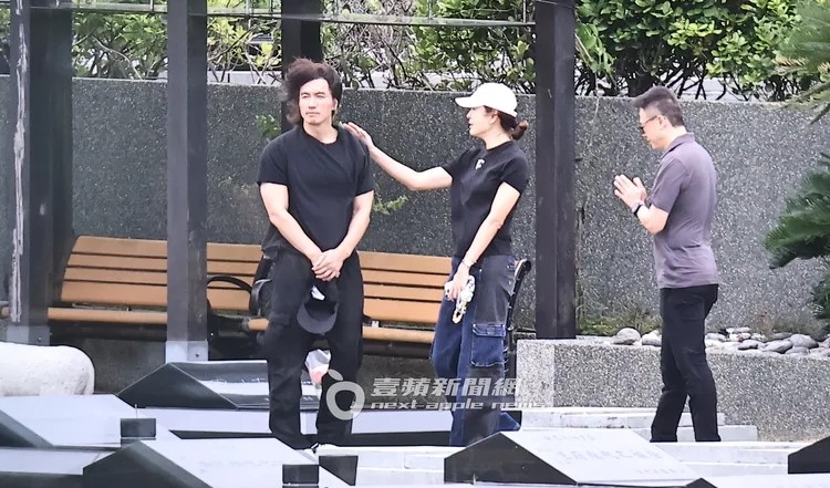 Ngôn Thừa Húc (trái) viếng mộ Hy Viên. Ảnh: Next Apple