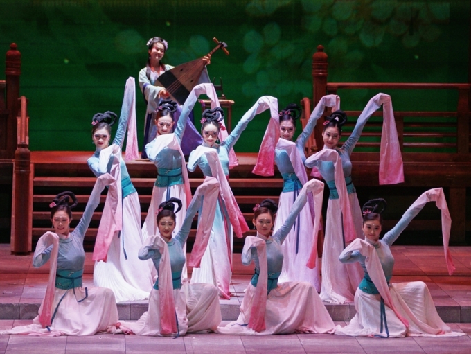 Trang phục của các diễn viên ở opera Mộng hoa lục. Ảnh: Xinhua