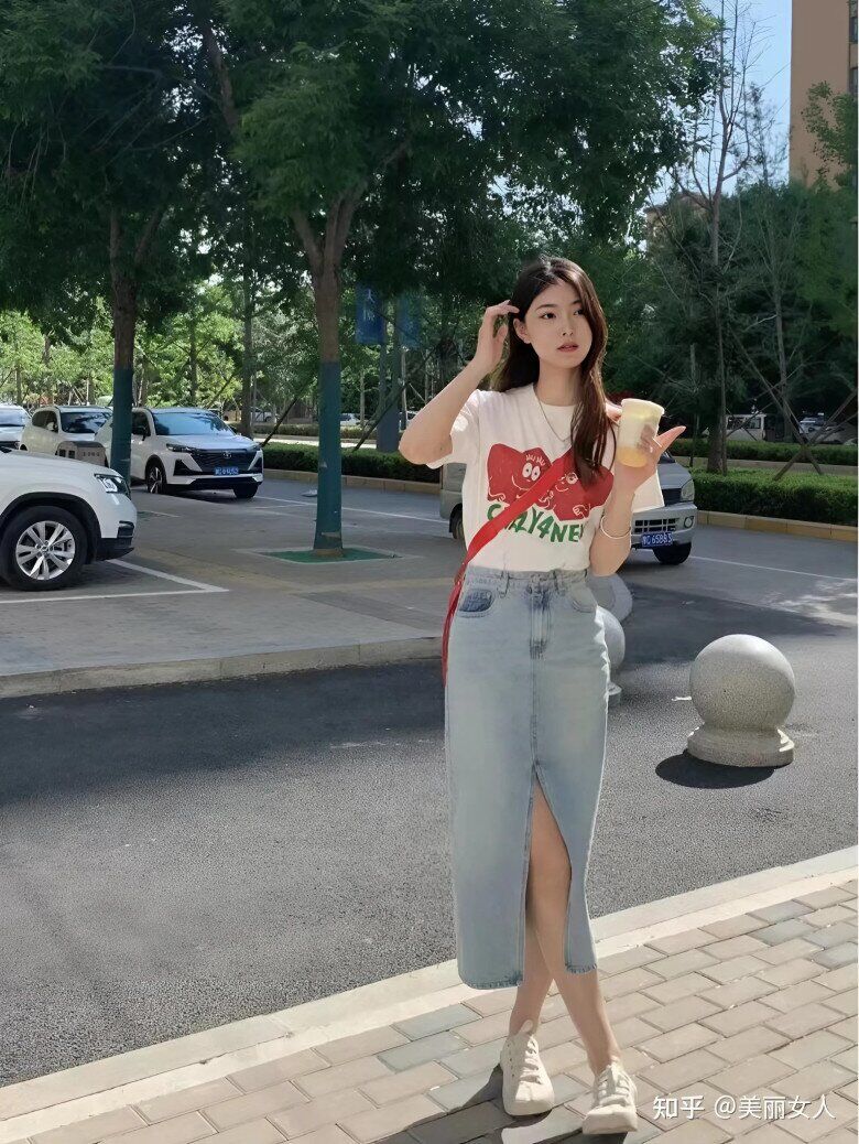 Váy midi denim xẻ tà giúp thu hút sự chú ý vào đôi chân thon dài, khoe vẻ gợi cảm tinh tế.