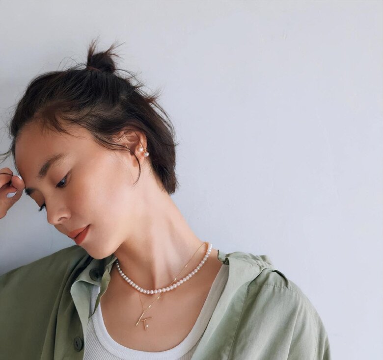 Kết hợp vòng ngọc trai và dây mảnh có mặt lớn sẽ giúp tổng thể outfit thêm nổi bật mà không quá phô trương.