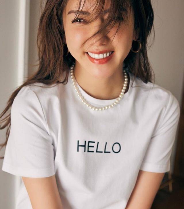 Phối thêm vòng ngọc trai cổ điển tăng thêm vẻ thời thượng và giảm bớt sự nhàm chán.