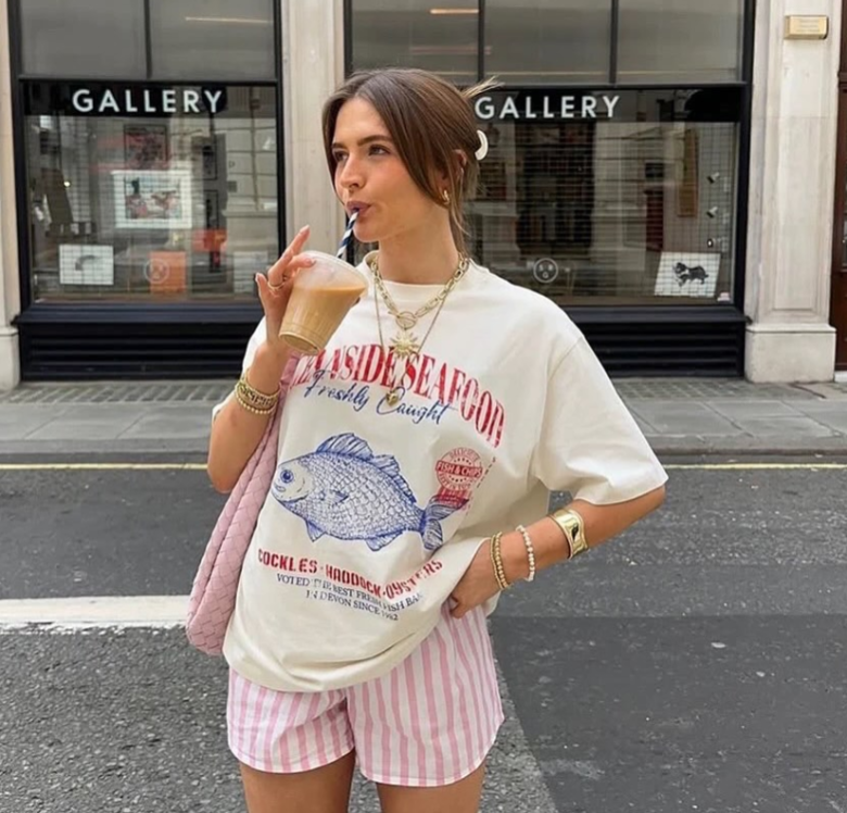 Phối phụ kiện với áo phông oversize làm set đồ thêm thú vị.