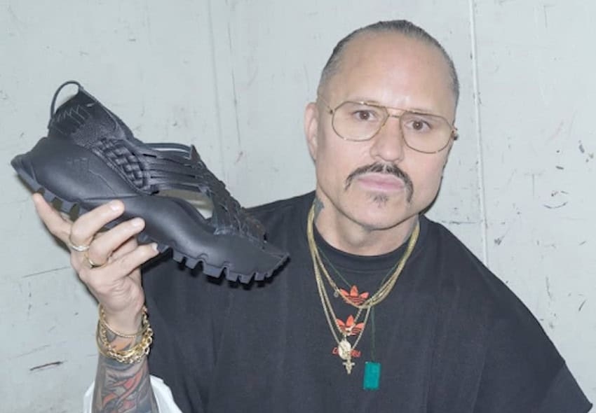 Nhà thiết kế Willy Chavarria và mẫu sản phẩm Oaxaca Slip-On. Ảnh: Instagram/Willy Chavarria