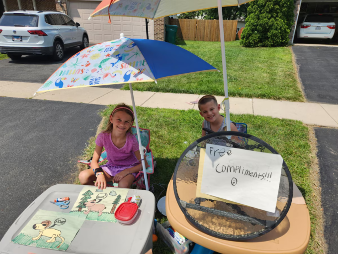 Sạp khen ngợi của Wargo bên cạnh sạp bán tranh của chị gái song sinh Claire. Ảnh: WP