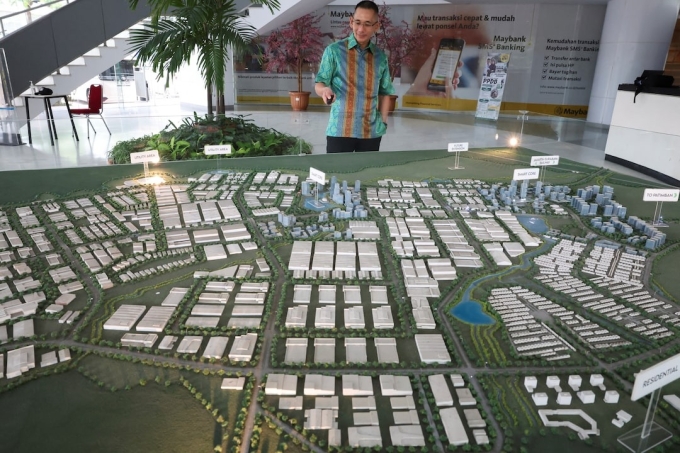 Abednego Purnomo - Phó chủ tịch Suryacipta Swadaya bên cạnh mô hình khu công nghiệp Subang Smartpolitan. Ảnh: Reuters