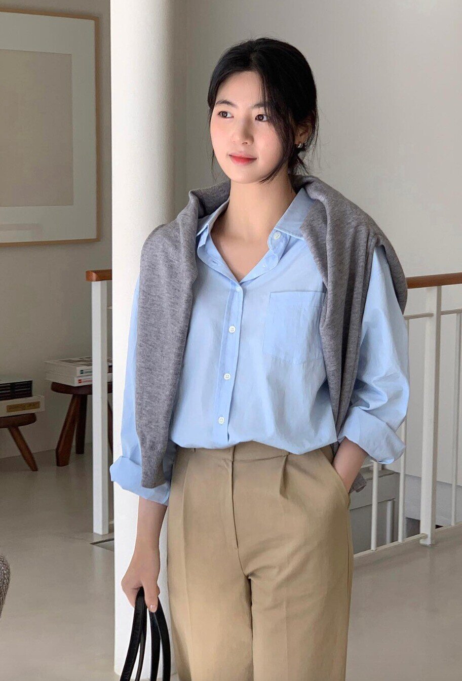 Nếu chỉ được chọn 5 món đồ để mặc đi làm cả mùa thu, tôi sẽ amp;#34;chốt đơnamp;#34; ngay lập tức những món này: Vừa giữ ấm lại thanh lịch khỏi bàn - 2