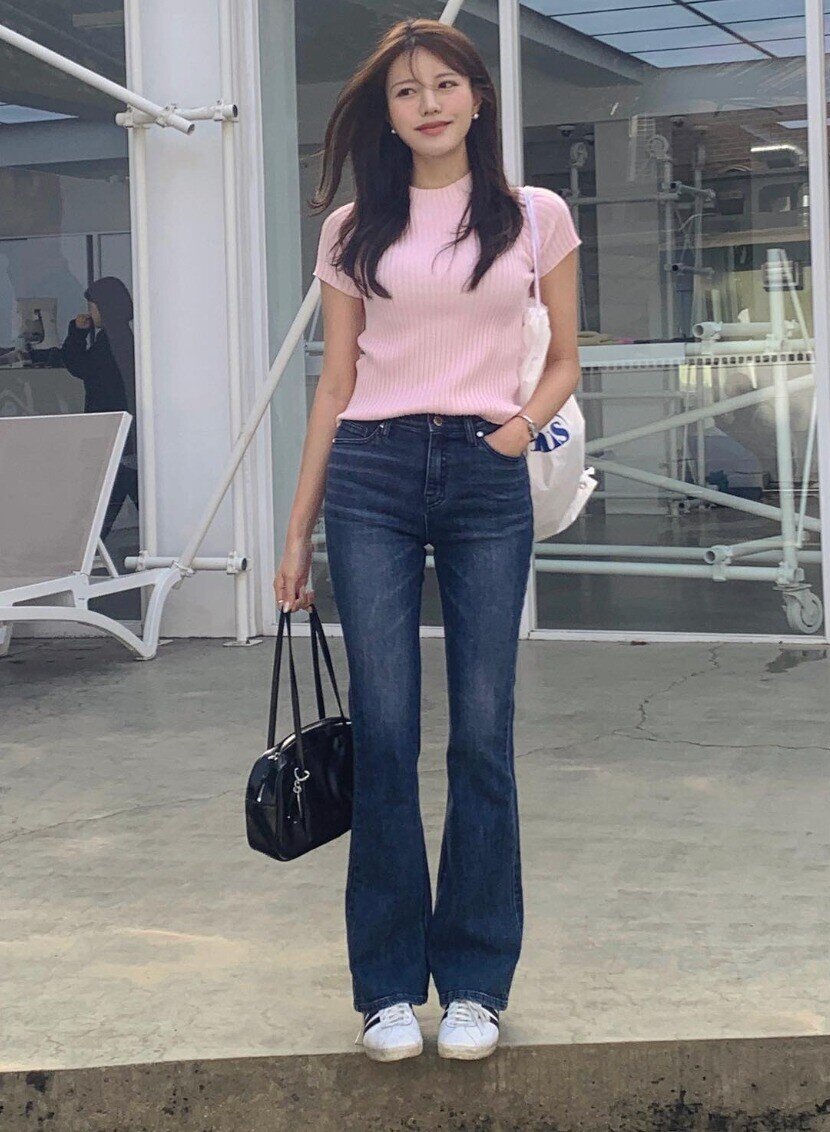 Áo dệt kim là lựa chọn hoàn hảo cho mùa thu nhờ khả năng giữ ấm vừa phải mà vẫn nhẹ nhàng, thoải mái. Chất liệu mềm mại, co giãn ôm vừa vặn giúp tôn dáng, dễ phối cùng quần jeans, chân váy midi hoặc quần âu, mang đến vẻ ngoài ấm áp và thanh lịch.