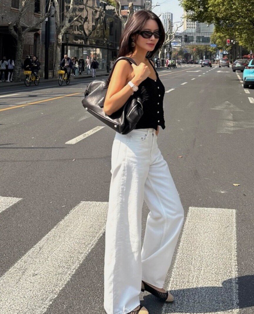 Quần trắng mang lại cảm giác tinh tế, sang trọng và rất dễ phối đồ. Dù kết hợp với áo sơ mi, áo dệt kim hay blazer, item này vẫn giữ được nét thanh lịch, tươi sáng, giúp tổng thể trang phục trông trẻ trung và “đắt giá” hơn trong mọi hoàn cảnh.