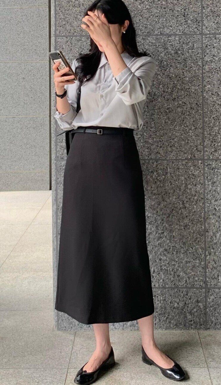 Chân váy midi là lựa chọn lý tưởng cho môi trường công sở mùa thu. Chiều dài ngang bắp chân vừa kín đáo vừa tôn dáng, tạo hiệu ứng thanh thoát. Khi phối cùng áo sơ mi, áo len mỏng hoặc blazer, item này giúp người mặc vừa ấm áp, vừa nữ tính và sang trọng.