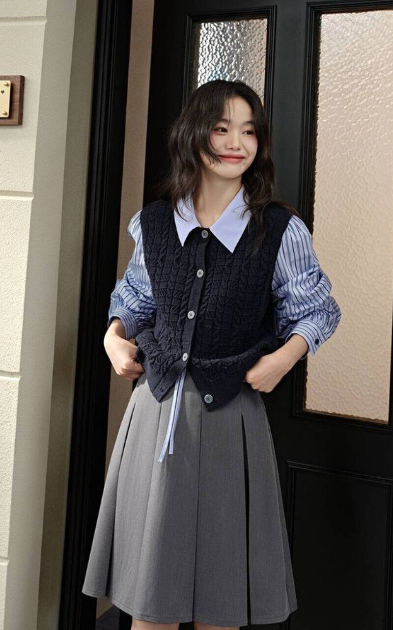 Áo sơ mi xanh mang đến làn gió mới cho tủ đồ công sở, vừa trẻ trung vừa thanh lịch. Tông xanh pastel, xanh baby hay xanh navy giúp gương mặt bừng sáng, dễ phối cùng quần trắng, chân váy midi hoặc layer dưới blazer để tạo outfit chỉn chu, hiện đại.