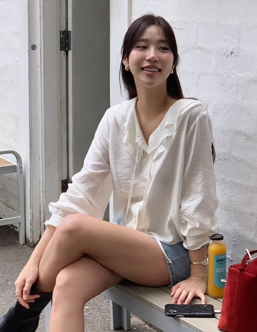 Áo blouse trắng là món đồ “kinh điển” của dân công sở, vừa thanh lịch vừa tôn nét nữ tính. Với thiết kế tay bồng, cổ bèo hoặc nhún nhẹ, item này dễ dàng kết hợp cùng quần âu, chân váy midi, tạo vẻ ngoài tinh tế và sang trọng xuyên suốt mùa thu.