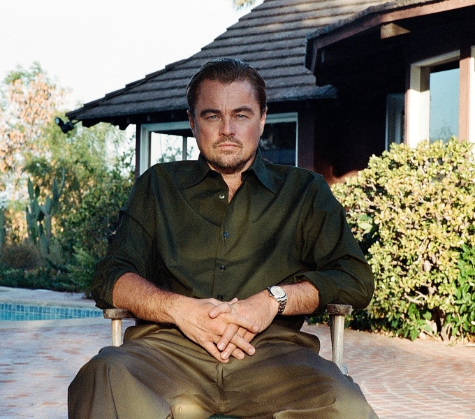 Leonardo DiCaprio qua ống kính của đạo diễn Paul Thomas Anderson, trên tạp chí Esquire tháng 8. Ảnh: Esquire