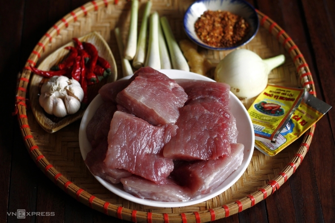 Thịt heo và tỏi kết hợp trong nhiều món. Ảnh: Bùi Thủy