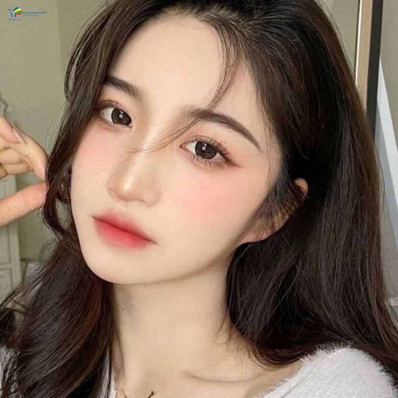 Bạn cần tẩy trang và rửa mặt sạch sẽ nếu trang điểm thường xuyên để tránh hóa chất trong mỹ phẩm gây bí tắc lỗ chân lông.