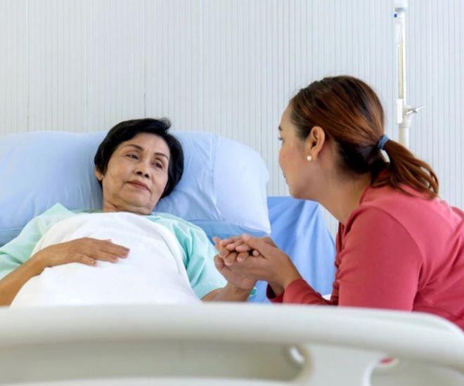 Sau khi bố chồng qua đời, sức khỏe của mẹ chồng yếu đi rõ rệt. (Ảnh minh họa)