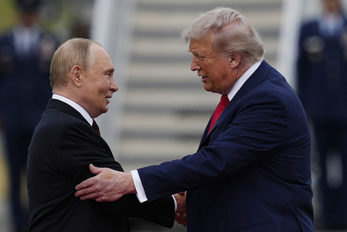 Tổng thống Putin (trái) và Tổng thống Trump tại Alaska ngày 15/8. Ảnh: AP