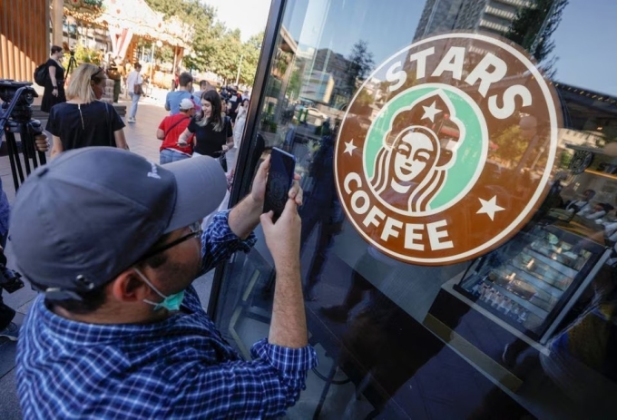 Bên ngoài một cửa hàng của Stars Coffee tại Moskva tháng 8/2022. Ảnh: Reuters