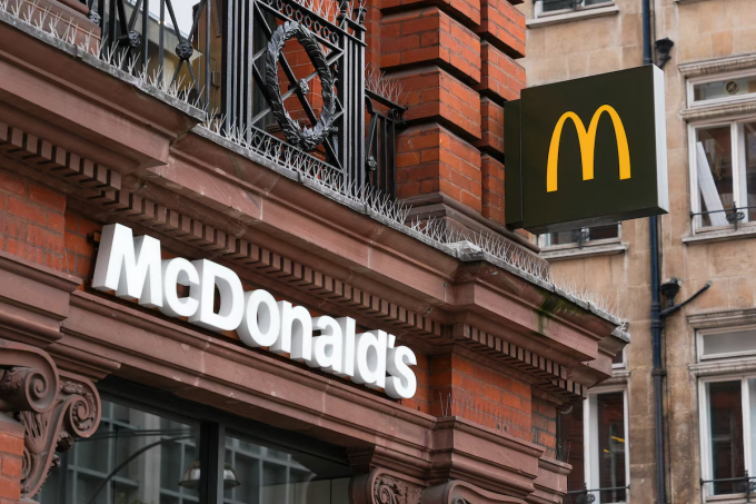 Bên ngoài một cửa hàng McDonalds ở London, Anh. Ảnh: Reuters
