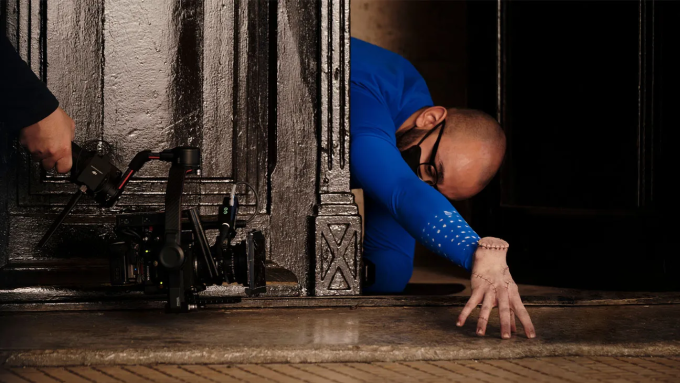 Ảo thuật gia Victor Dorobantu, 28 tuổi, trên phim trường Wednesday. Ảnh: Netflix