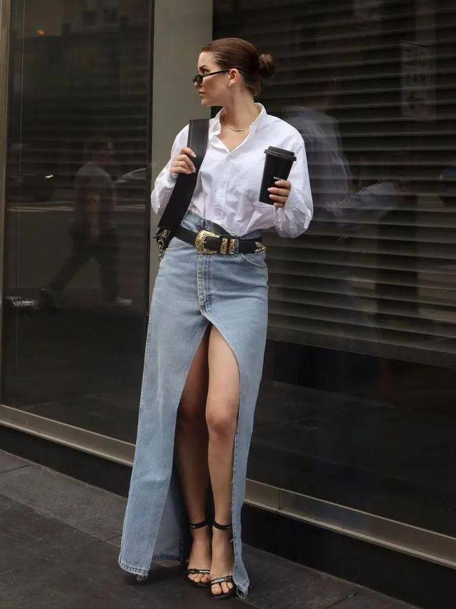 Sự kết hợp giữa chất liệu cổ điển và chi tiết hiện đại tạo nên một tổng thể cân bằng, thanh lịch mà không kém phần cá tính.