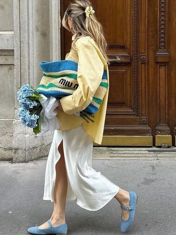 Đường xẻ nhẹ ở đầu gối được xem là lựa chọn hợp lý, vừa đủ để tôn đôi chân mà không làm mất đi sự thanh lịch. 