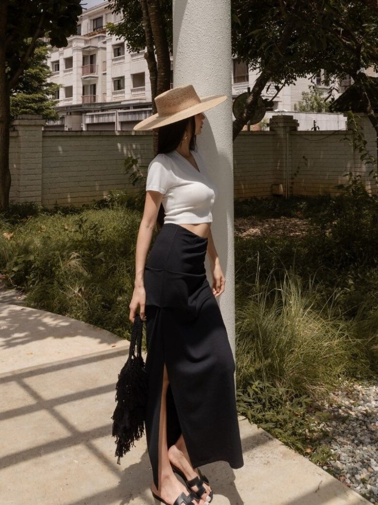 Tuy nhiên, do satin là chất liệu mỏng và mềm, đường xẻ cần được tiết chế. Chỉ nên dừng lại ở một bên váy hoặc xẻ nhẹ ngang gối để đảm bảo tính thẩm mỹ và sự tự tin khi di chuyển.