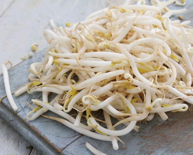 Quan sát hình thức bề ngoài của giá đỗ có thể bước đầu nhận diện chất lượng giá đỗ.