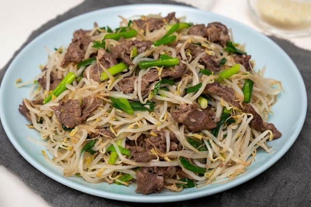 Nên kết hợp giá đỗ với các loại rau củ khác và thịt, hải sản để tăng thêm hương vị và dinh dưỡng.