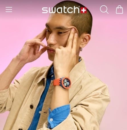 Người mẫu kéo đôi mắt xếch lên trong quảng cáo đồng hồ của Swatch. Ảnh: Swatch