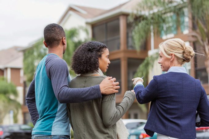 Một cặp vợ chồng trẻ ở Mỹ tìm mua nhà. Ảnh: Money.com