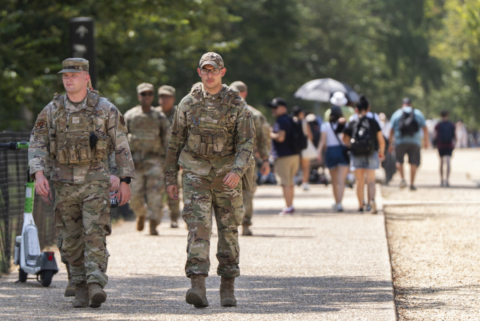 Lính Vệ binh Quốc gia trên đường phố thủ đô Washington, Mỹ, ngày 16/8. Ảnh: AP