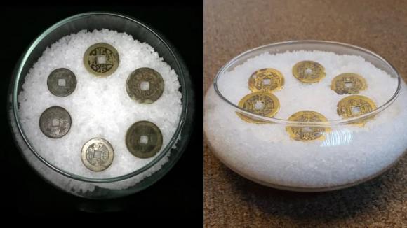 Các đồng tiền xu kim loại giúp kích thích các phản ứng hóa học, làm sạch và thoa dịu năng lượng tiêu cực được đem vào nhà bởi sự chuyển động hàng năm của cửu cung phi tinh.