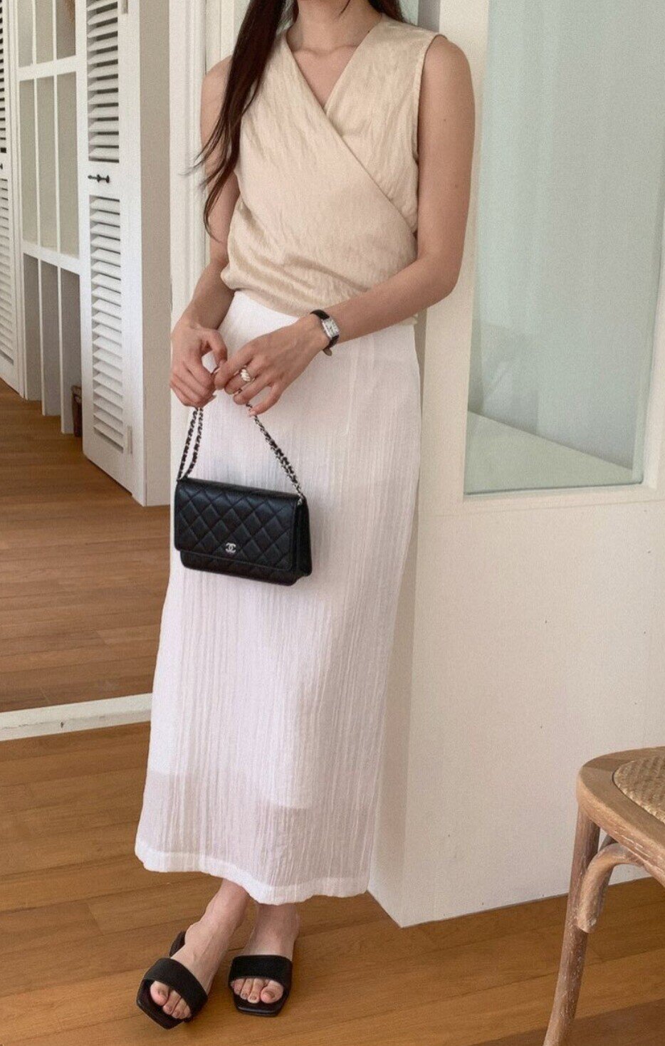 Dép lê bản to khi đi cùng chân váy tạo nên phong cách vừa thoải mái, vừa “toát mùi” thời thượng. Thiết kế tối giản nhưng cá tính giúp cân bằng sự nữ tính của chân váy, mang lại vẻ ngoài hiện đại, phóng khoáng, đúng chuẩn “con nhà giàu” sang chảnh mà không cần gắng sức.