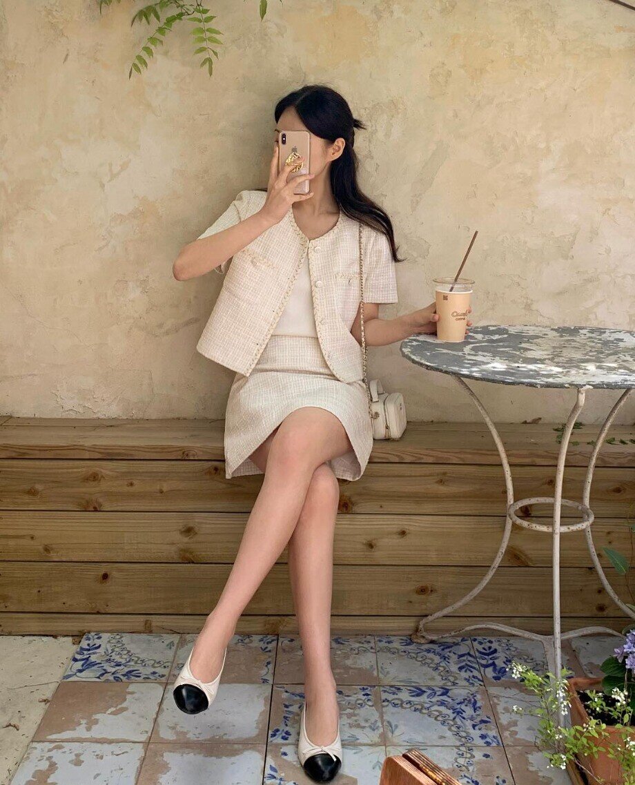 Giày búp bê đi cùng chân váy là công thức “kinh điển” giúp chị em vừa trẻ trung vừa nữ tính. Kiểu giày này mang lại sự nhẹ nhàng, duyên dáng, dễ phối từ váy chữ A, váy midi đến váy xếp ly, tạo cảm giác thanh lịch nhưng vẫn rất thoải mái.