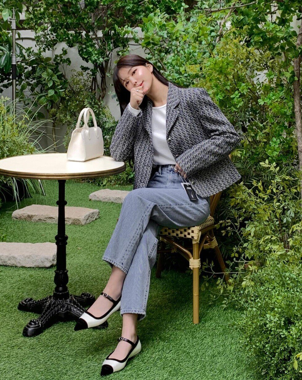 Giày Mary Jane khi kết hợp cùng chân váy mang đến vẻ ngoài ngọt ngào, cổ điển nhưng không kém phần sang chảnh. Với thiết kế quai ngang đặc trưng, đôi giày này giúp tổng thể thêm nữ tính, duyên dáng và “toát mùi” tiểu thư thanh lịch.