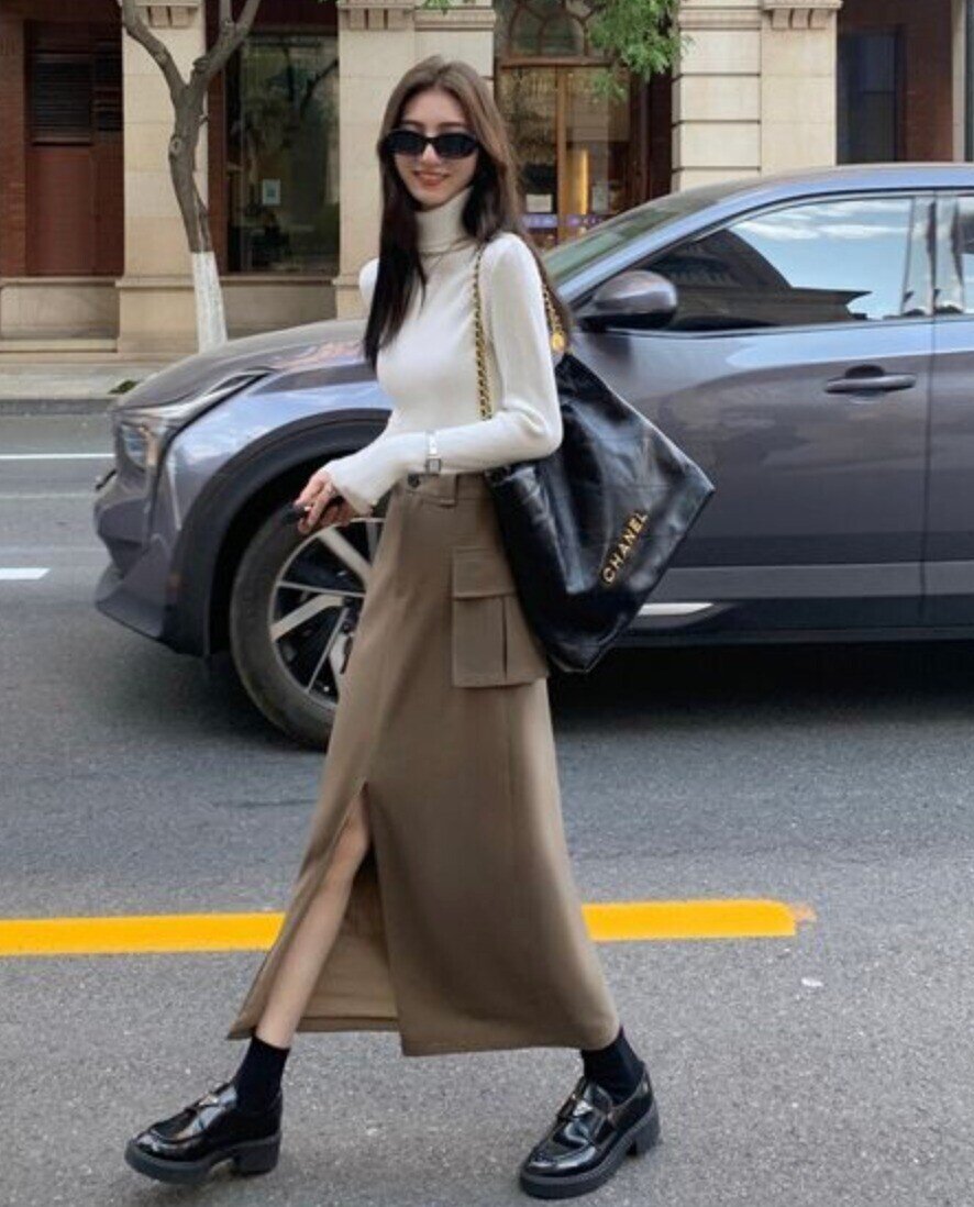 Giày loafer phối cùng chân váy tạo nên phong cách thanh lịch, hiện đại và “chanh sả” đúng chuẩn con nhà giàu. Thiết kế tối giản nhưng sang trọng của loafer giúp người mặc vừa thoải mái, vừa giữ được sự chỉn chu, sang chảnh trong mọi hoàn cảnh.