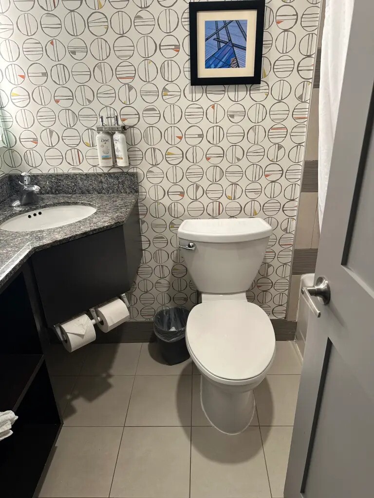 Nơi em bé chào đời trong nhà vệ sinh khách sạn.